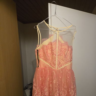 robe jaune et rose en dentelle