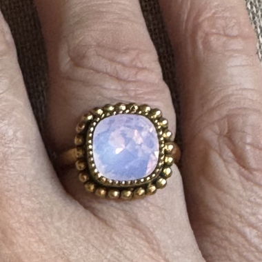 Bague dorée pierre opalescente 
