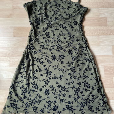 Robe à fines bretelles verte à motif floral