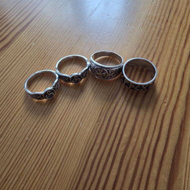 Set of 4 silver rings