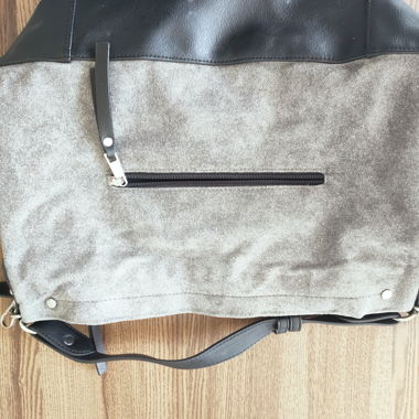 Borsa a tracolla grigia con dettagli in pelle