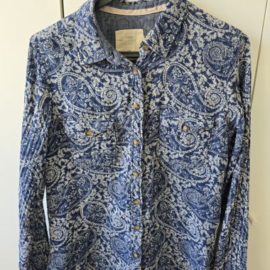 Blau bedrucktes Hemd
