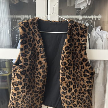 Gilet in ecopelliccia stampa leopardata
