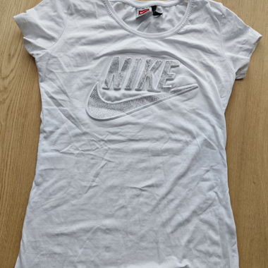 T-shirt Nike avec strass