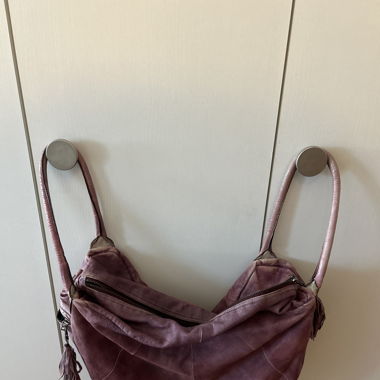 Sac à main violet très usé 
