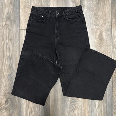 Schwarze Jeans, gerade geschnitten, hohe Taille