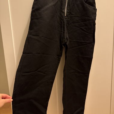 Elegant linen trousers with zip details 