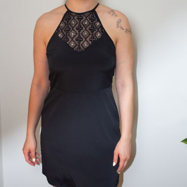 Robe noire à encolure en forme de licol