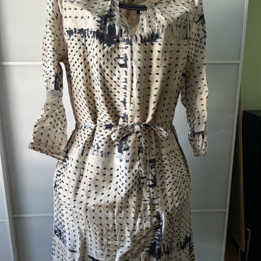 Beiges Kleid mit Muster - One Step