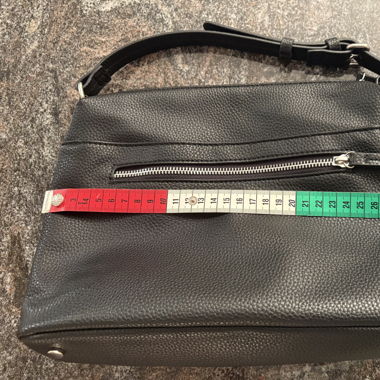 Schwarze Umhängetasche 3 Aussenfächer 1 Innenfach 