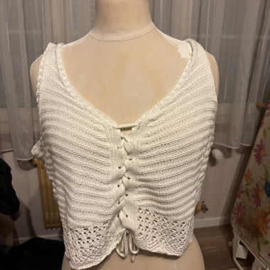Top court en maille blanc avec laçage