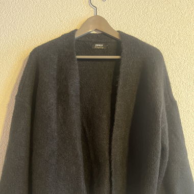  schwarze Strickjacke 