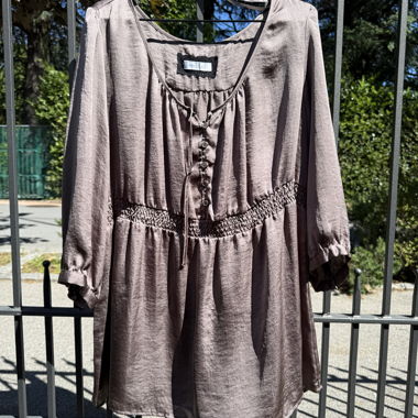 Elegantes braunes Kleid mit Schnürungen
