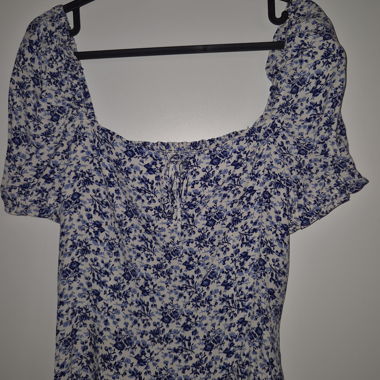 Chemisier fleuri bleu et blanc