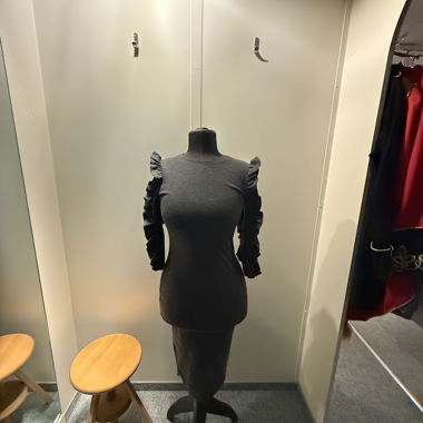 Robe fourreau grise avec manches à volants