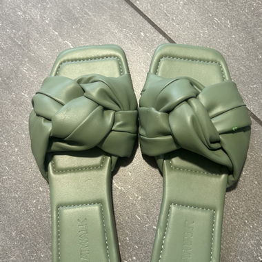 Grüne Knot-Slide-Sandalen