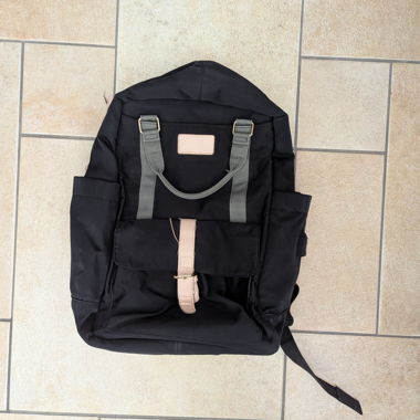 Nordace schwarzer Rucksack mit USB-Anschluss