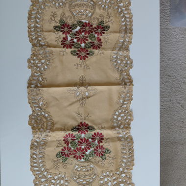 Runner da tavola beige ricamato