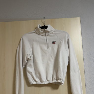 weisser Pullover mit Kragen