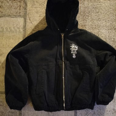 Neue schwarze Jacke mit Etikett