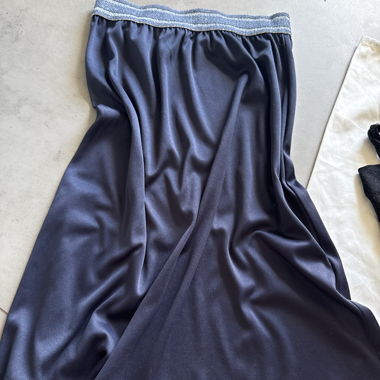 Jupe longue satinée bleu nuit