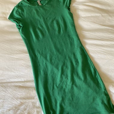 enges grünes Sommerkleid