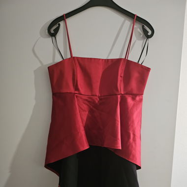 Top asymétrique rouge, idéal pour un cocktail