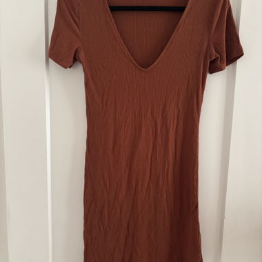 Robe côtelée à encolure en V