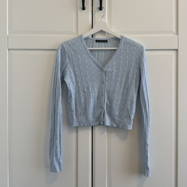 Hellblauer kurzer Strick-Cardigan