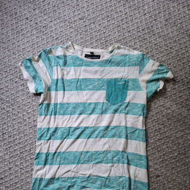 T-Shirt mit türkisen Streifen