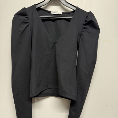 Top noir manches bouffantes