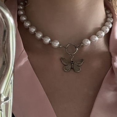 Butterfly pearl necklace 