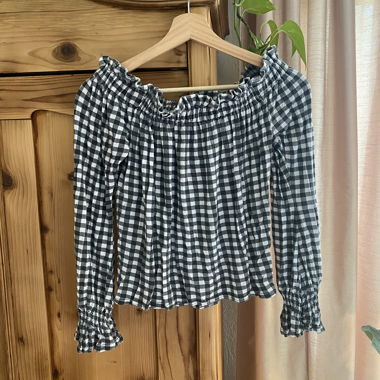 Black-white off-shoulder long sleeve