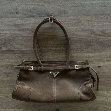Splendida borsa baguette Prada in suede