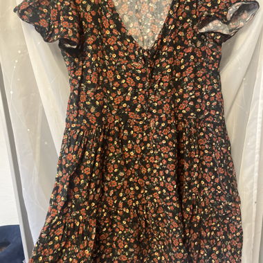 Robe courte noire à fleurs avec manches courtes