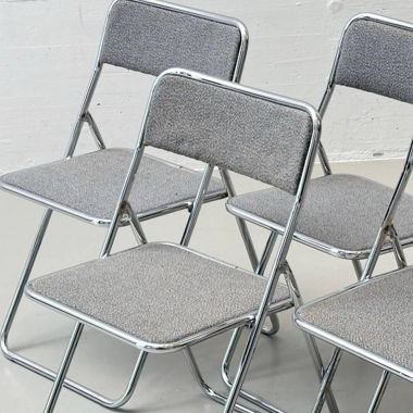 6 Klappstühle mit Metallrahmen und Stoffsitzen