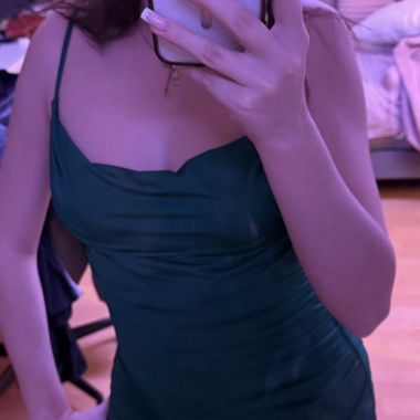 Dunkelgrünes Kleid