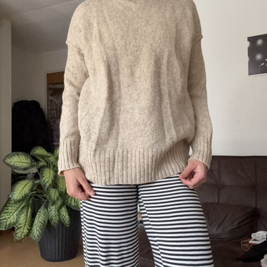 Beiger Rollkragenpullover