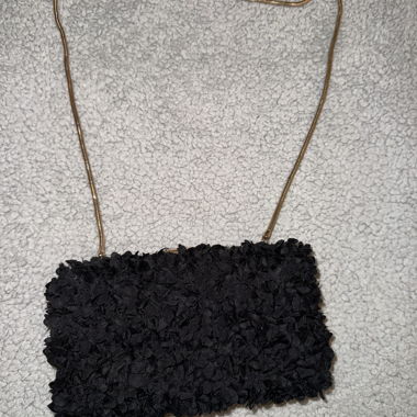 Schwarze Clutch mit Blumen und goldener Kette