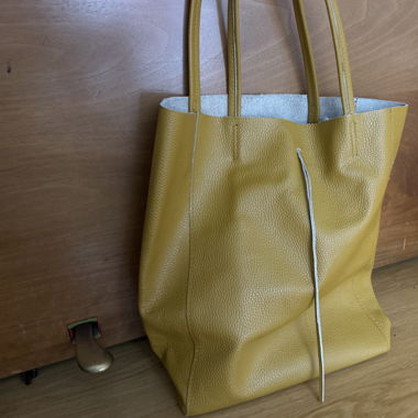 Gelbe Ledertasche 