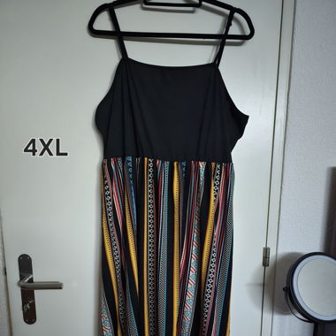 Longue robe noire à motifs