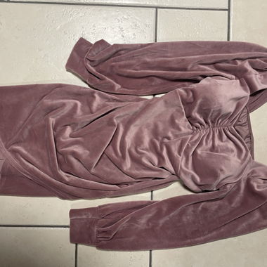 Rosa Samtkleid mit langen Ärmeln
