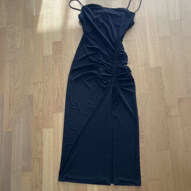 Robe noire à bretelles, taille froncée