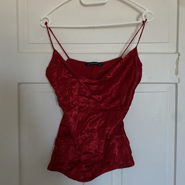 Haut en satin rouge de ZARA BASIC