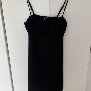 Schwarzes Trägerkleid