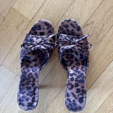Leopard-Mules mit Absatz