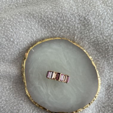 Anello con pietra rosa grigia