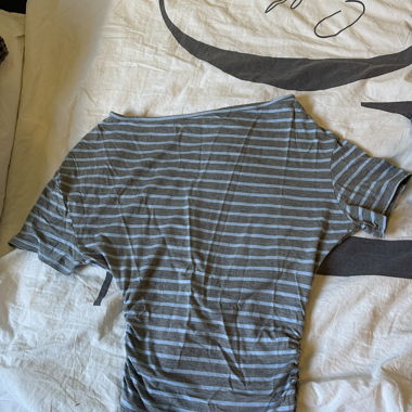 Top a spalle scoperte a righe