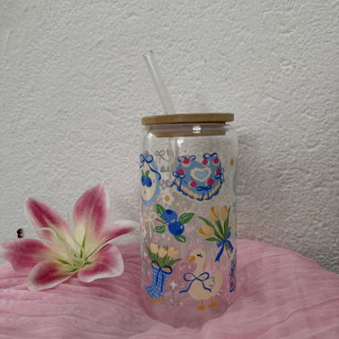 Glas mit Tulpen und Blaubeeren