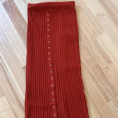 Roter gerippter Knopfröckli